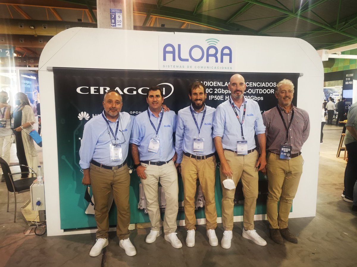 alorasoluciones's tweet photo. 👨👨👦👦 El equipo de @alorasoluciones en #AOTEC21. Ven a visitarnos en el stand 77B y 81B para conocer el nuevo @Ceragon IP50C de 4Gbps, la familia Digital Power de @Huawei, la promo #cnWave de @CambiumNetworks o el acelerador TCP @Bequant_es que vuelve locos a los operadores 😬 https://t.co/dlkcFn9eyW