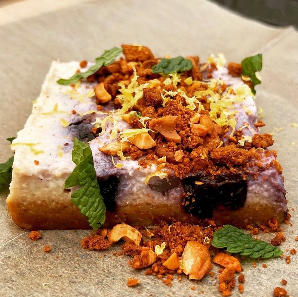 ✨VEGAN LEMON-BLUEBERRY TART✨ Lemon-Blueberry vegan topping, Cashew &amp; Coconut crust, Vegan Blueberry-Lemon Custard, Biscoff cookie crumble, Lemon Zest. 

Open til 8 today! Order online for curbside pickup + contactless delivery ✌🏻 TILLYSCHEESESTEAKS.COM

#rhodeisland #food