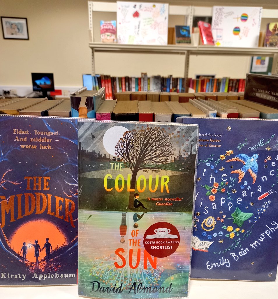 Thanks to our wonderful #library Assistants for the #autumn display. And the great choice of books. Autumn...the year's last,loveliest smile.🤗 @clydebankhigh @wdclibraries @davidjalmond @KirstyApplebaum #trees #colours