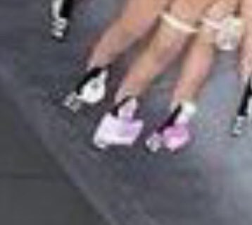 TeamBarbzBrasil's tweet image. SERÁ? Os Barbz estão achando que as unhas de Nicki estão iguais a foto do álbum "Pink Friday".