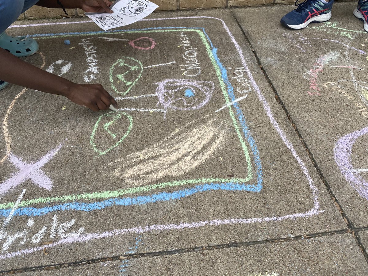 EHSPrincipal's tweet image. We 💚 Biology class! Sidewalk chalk drawings of cells! #ownyourlearning 🦅