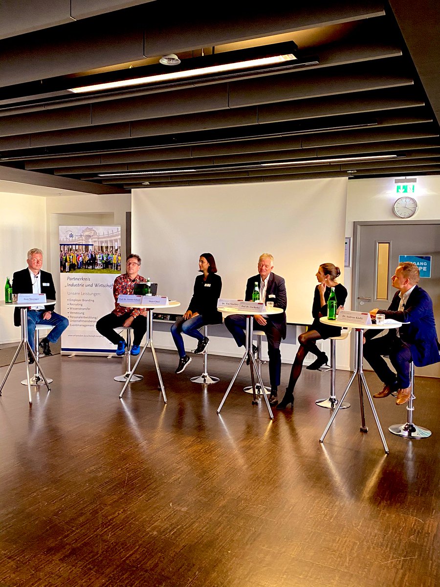 BIGS_Potsdam's tweet photo. Wie #digital ist #Brandenburgs Wirtschaft? Dieser Frage ist Prof. Uta Herbst @unipotsdam mit ihrem Team nachgegangen. Im Anschluss diskutierte unser Direktor @TStuchtey mit Gästen aus Politik, Wirtschaft & Wissenschaft die Ergebnisse der Studie.#Partnerkreis Industrie&Wirtschaft https://t.co/sdDm2giBcI