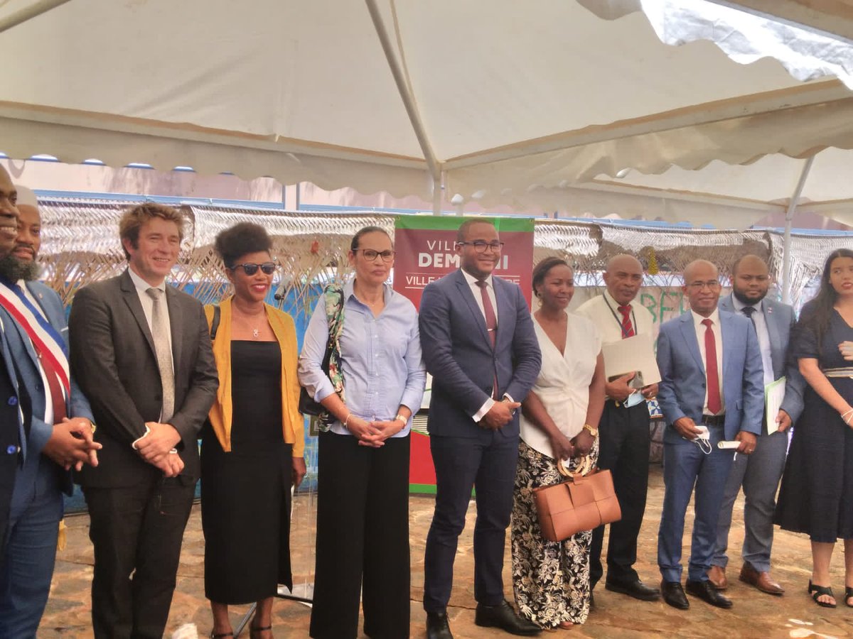 ac_mayotte's tweet photo. ▶️ Ouverture officielle du 1er #campusconnecté de Mayotte à Hajungua par le maire de Dembéni, le recteur, la @Cadema_YT, le @Mayottedep, la @ccimayotte, le #cufr.
👉 programme d'#investissement d'#avenir 
👉 Étudier à distance 
#education #formation https://t.co/2Tn2JueYSF