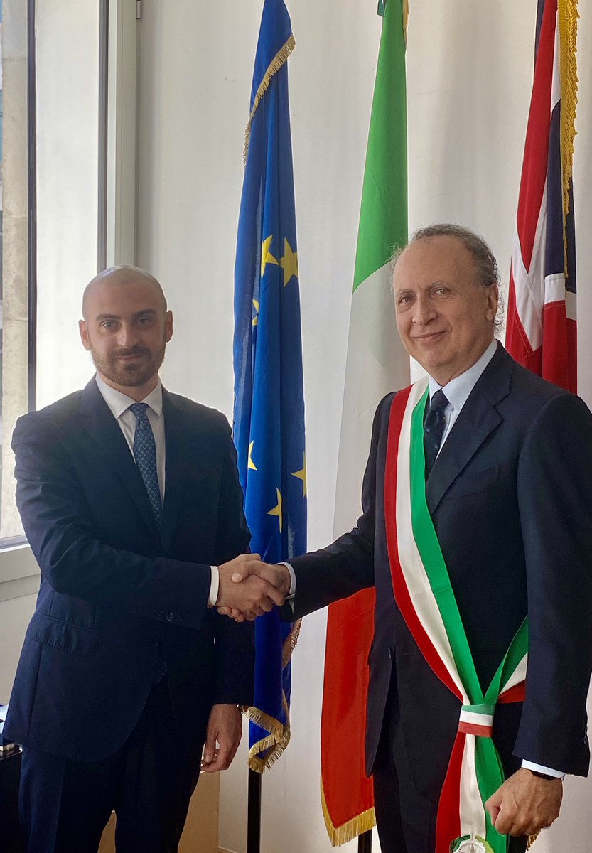 ItalyinLDN's tweet photo. Oggi, alla presenza del Console Generale Marco Villani, ha assunto il nuovo Console onorario di #Liverpool, Rocco Cristiano Mente. La Sede sarà immediatamente operativa #serviziconsolari https://t.co/saqGQ0OcrY https://t.co/UfvM5ZMXDj