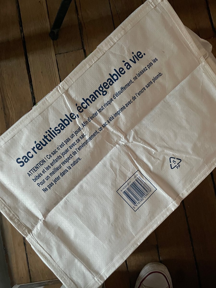 CPegh's tweet photo. Quand le livreur à qui tu rends scrupuleusement les sacs de livraison chaque semaine t’annonce qu’on lui demande de les jeter des le retour à l’entrepôt 😨😱😡🤬

Vous vous moquez de qui @CarrefourFrance ?? https://t.co/CYfbKiYpLP