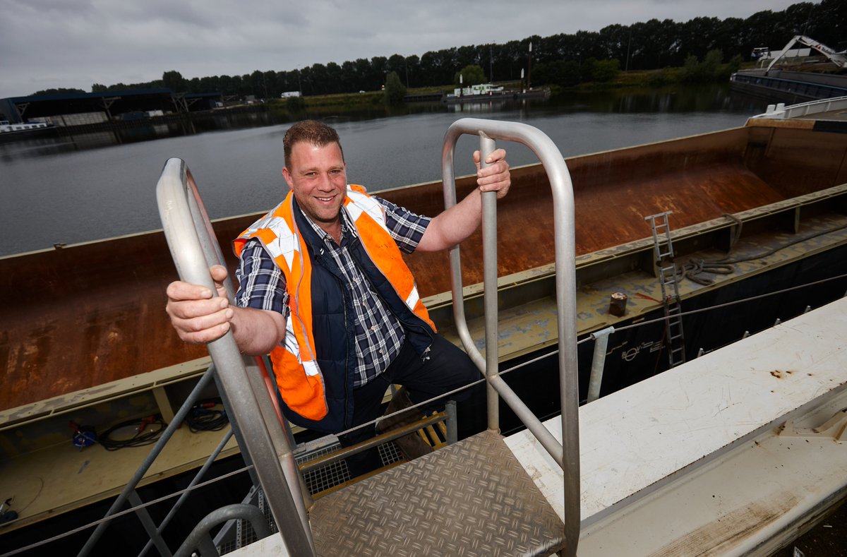 ‘Het werk is leuk en altijd een avontuur’ | #GEENLANDZONDERWATERBOUWERS #BEROEP waterbouwers.nl/nieuws/1849-he… <a href="/MvOgroep/">Martens en Van Oord</a>