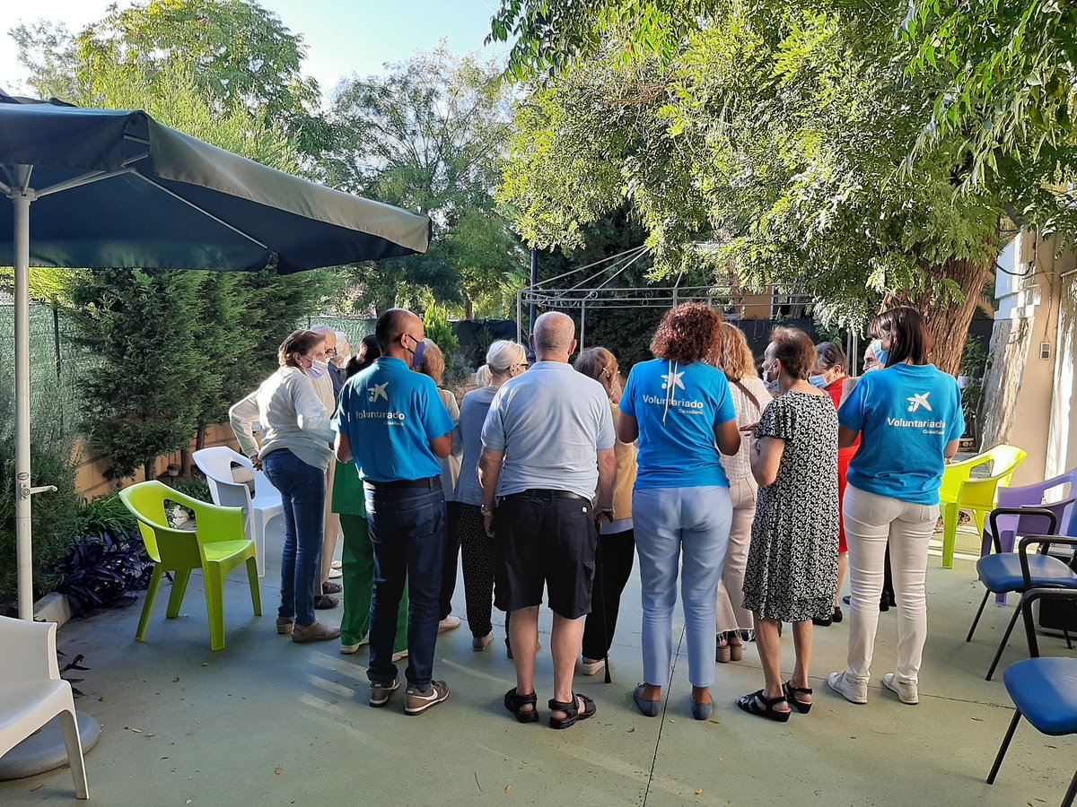 Cesarjimenoo's tweet photo. #DiaMundialdelAlzheimer en #Toledo .Los  #voluntariosCaixaBank ayudando en actividades cognitivas en @AFATOLEDO. GRACIAS por una tarde maravillosa.
@caixabank 
@FundlaCaixa https://t.co/UR3CQzzFDA