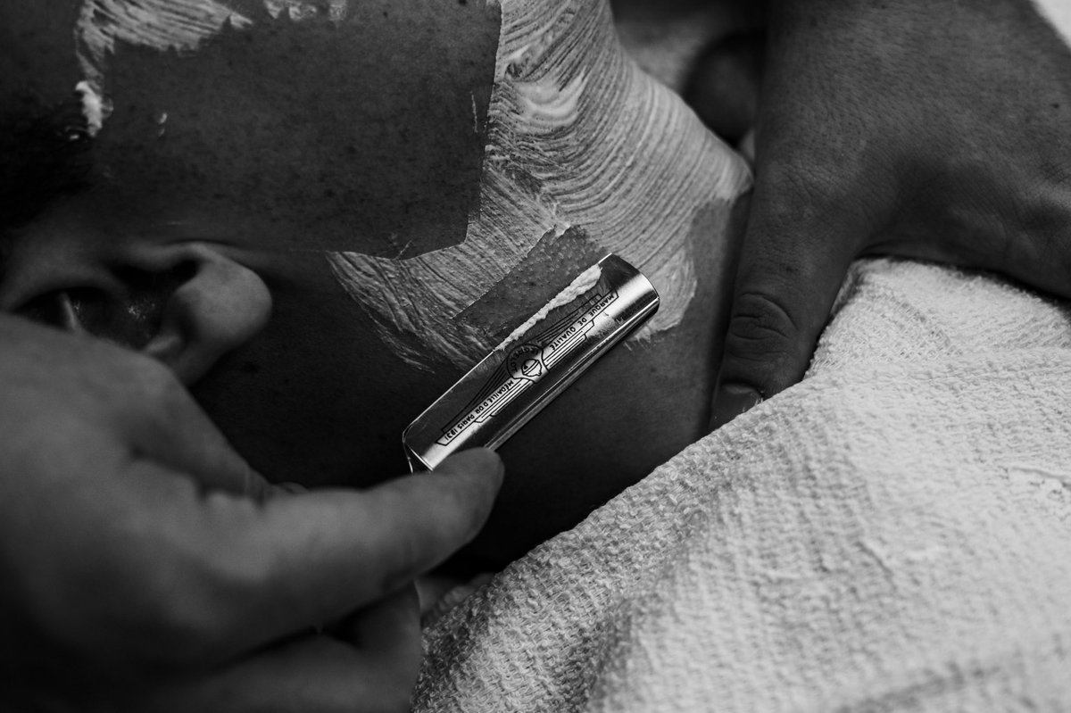 johnc_barber's tweet photo. “It is only the modern that becomes old fashioned.”
-Oscar Wilde

📷: Aaron Mason Artistry

#barber #barberlincoln #barberomaha #fresh #barbernation #art #artist #local #shave #razor #oldschool https://t.co/xDm7dw6U4u