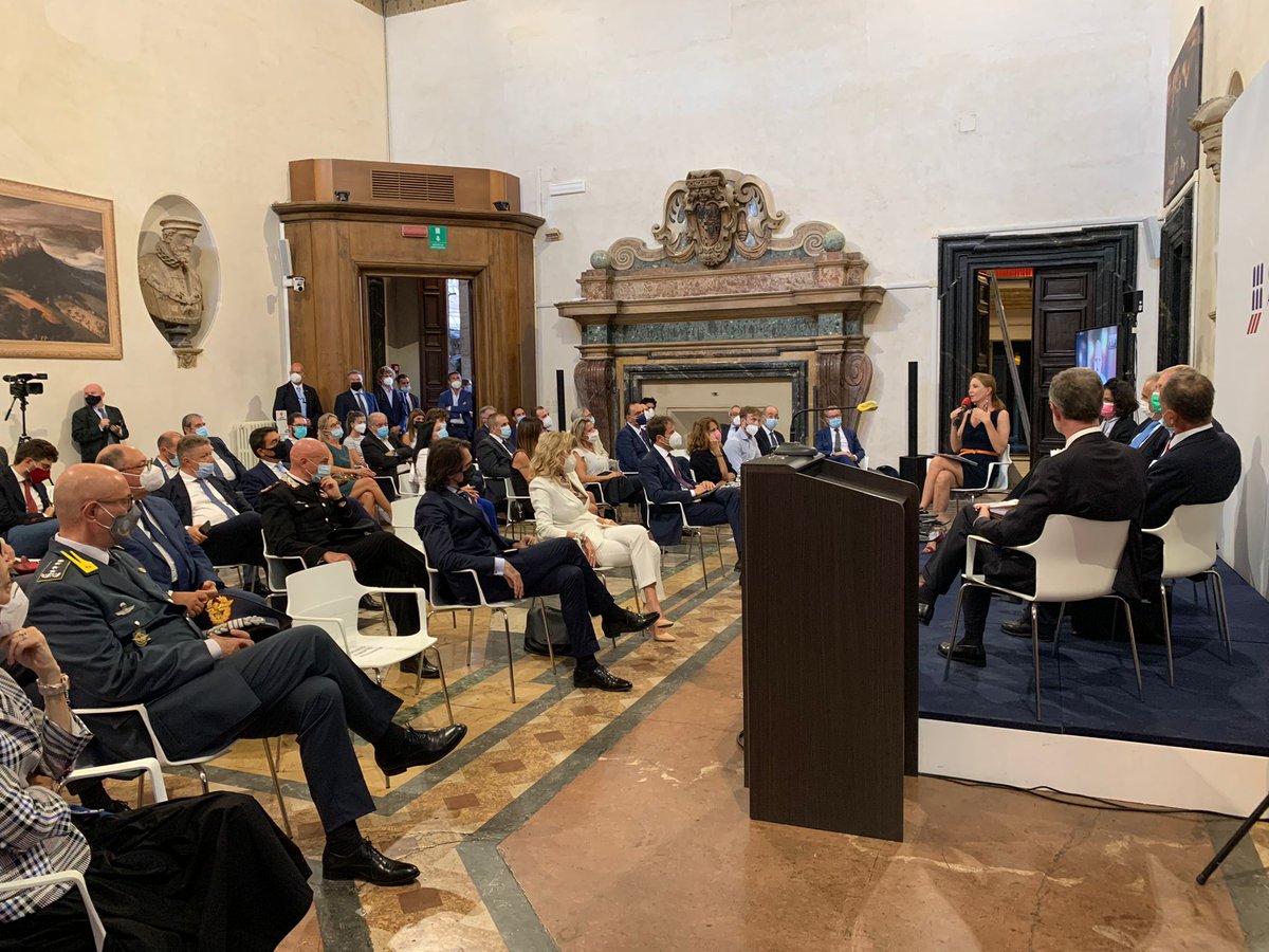poliziadistato's tweet photo. #CapodellaPolizia ha partecipato a dibattito sulla “Cybersecurity e resilienza delle Reti “ organizzato da @centrostudiusa e moderato da giornalista @barbaracarfagna 
Focus su prevenzione e contrasto del cyberterrorismo e protezione delle infrastrutture critiche 
#21settembre https://t.co/smWEpIDJof