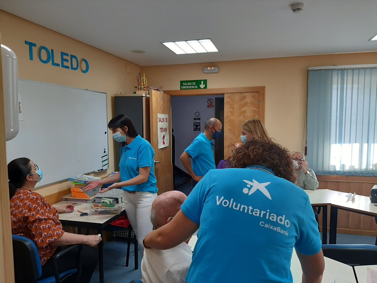 Cesarjimenoo's tweet photo. #DiaMundialdelAlzheimer en #Toledo .Los  #voluntariosCaixaBank ayudando en actividades cognitivas en @AFATOLEDO. GRACIAS por una tarde maravillosa.
@caixabank 
@FundlaCaixa https://t.co/UR3CQzzFDA