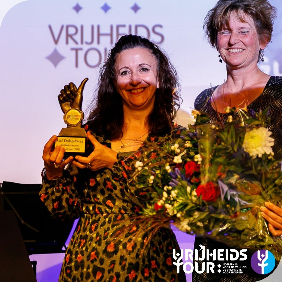 Afgelopen zaterdag was <a href="/GulDolap/">Gul Dolap-Yavuz</a>-Yavuz een van de winnaars van de Vrijheidsaward. Zij kreeg de award uitgereikt door Vrijheidsambassadeur <a href="/SimoneKennedy/">Simone Kennedy</a>. 

Lees hier waarom: facebook.com/vrijheidstour/…

#vrijheidstour #vrijheidstouramersfoort #vrijheidsaward #vrijheidstour2021