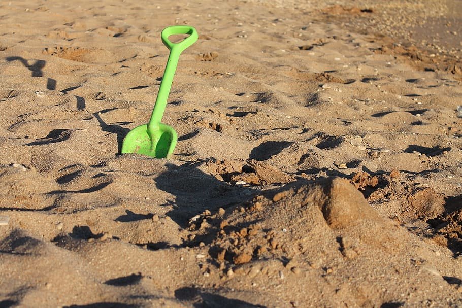 Можно ли сажать в песок. Лопата в песке. Песок. Лопатка для песка. Лопата Песчаная.