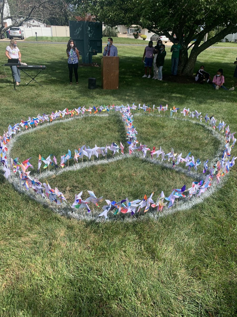 NeptuneGGrove's tweet photo. Happy #InternationalDayOfPeace from our school to yours ✌🏻🤍 @NeptuneSchools @TamiCrader @mgristina @DrSAMillaway @GreenGrovePTA https://t.co/RgchpR3IHm