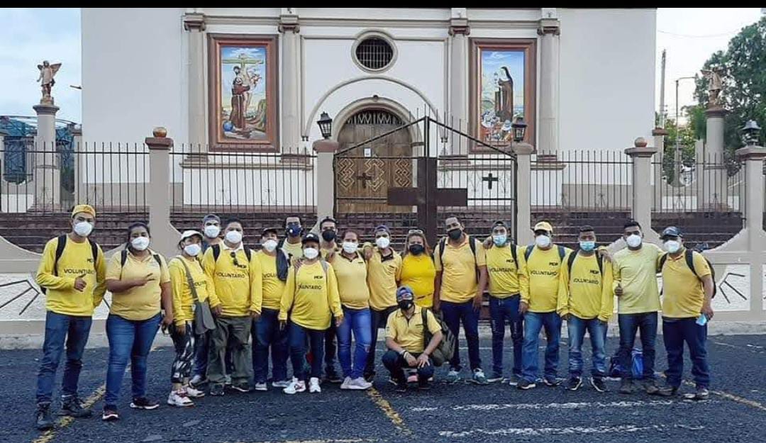 Fabriciolopezsv's tweet photo. Hace un año llevando alimentos a cientos de personas de San Francisco Gotera, #AyudaALaPuertaDeTuCasa haciendo amigos y conociendo nuestro país.
Orgulloso de ser #TeamMOP https://t.co/VkJ6EmRpmx
