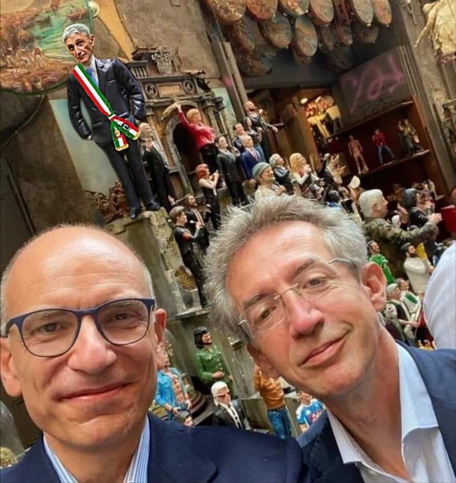 AmnesiaFe's tweet image. #Napoli a settembre è piena di turisti.
Eccone due intenti a scattare un selfie con il Sindaco #Bassolino 🤳🏻

#elezioniamministrative2021 #elezioni #Letta #Manfredi #Napoli2021 @welikeduel #propagandalive #propaganda