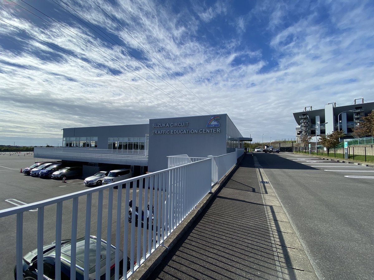 バイク好き Cbr乗りこなしたい Hondaライディングスクール 鈴鹿 晴れから雨走行 事前の課題 講習後記録 講師が全てを目を通す仕組採用 今回6名 別のコースは1名 講師と事務方の人 講習内容 継続体制 全てが抜群だった 全ては鈴鹿から始まった様子 各拠点全く