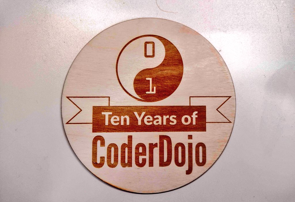 CoderDojo's tweet image. Check out this awesome piece our colleague Martin cut and engraved to celebrate #10YearsOfCoderDojo 😍
Get the design to make it yourself at: 
dojo.soy/digital10
#lasercut #laserengraving #wood #10years #CoderDojo #design #engrave #lasercutting