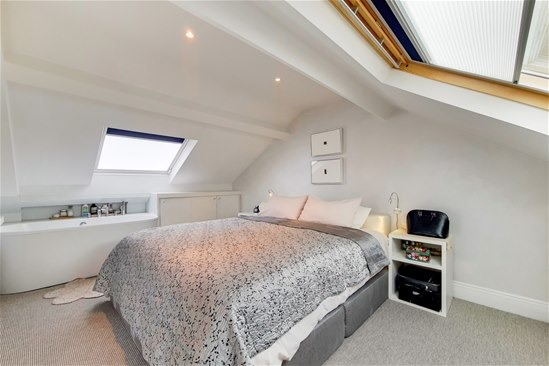 WETHERBY GARDENS, LONDON, SW5
£1,330 PW
A stunning 3 double bedroom duplex apartment presented in excellent condition spread over the third and fourth floor of this beautiful detached period building recently renovated.