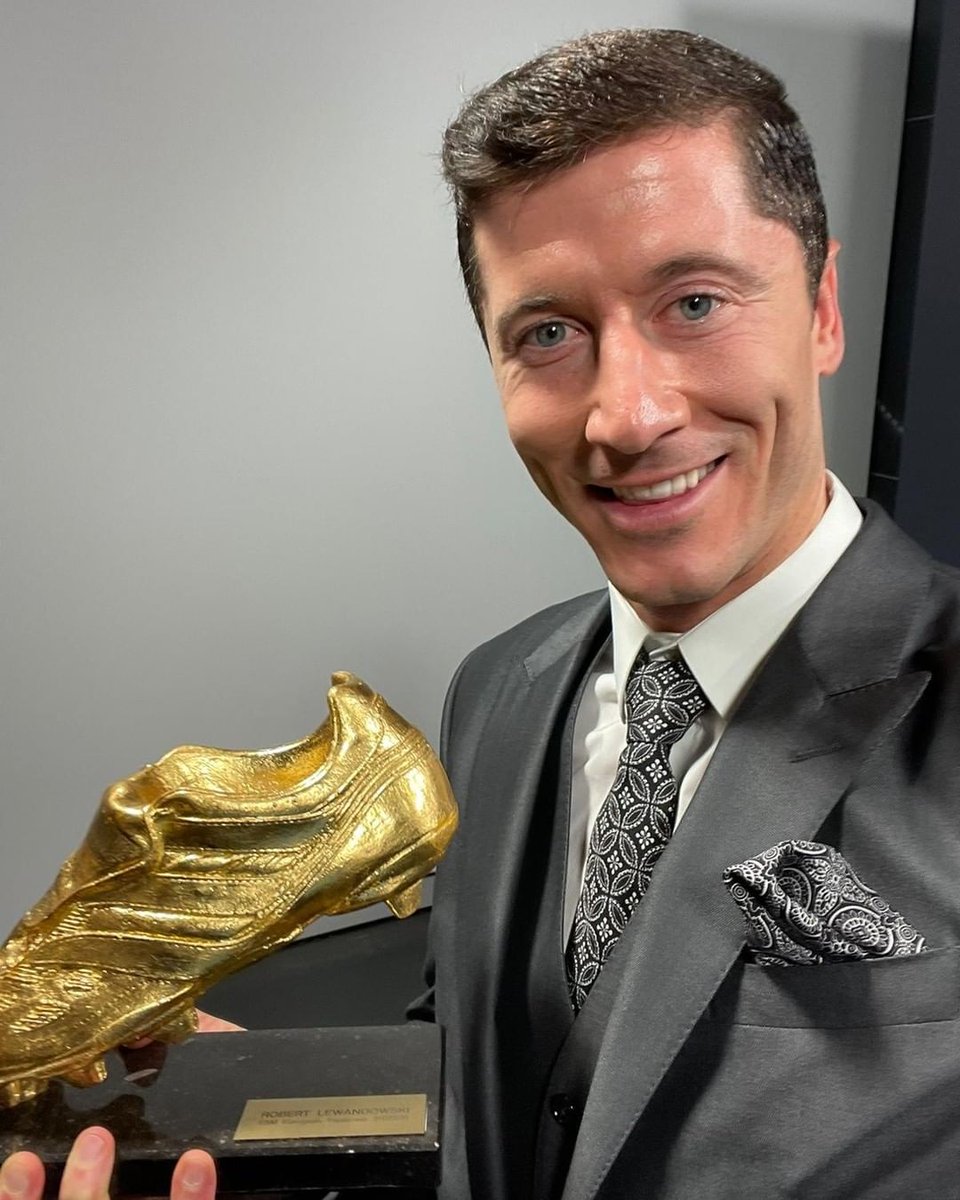 La selfie del goleador Robert Lewandowski con la Bota de Oro 2021. ¿Merecido? 🤳