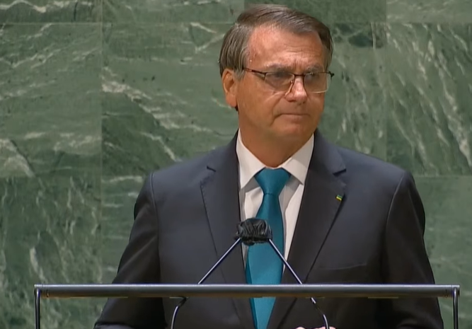 Metropoles's tweet photo. Bolsonaro diz que sempre defendeu combater o vírus e o desemprego de forma simultânea e volta a criticar lockdown. Além disso, diz que auxílio emergencial foi de 800 dólares #BolsonaroNaONU https://t.co/QHeJEzrfH3