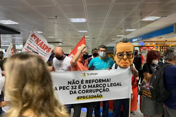 Manifestantes pressionam deputados a não votar reforma administrativa
bit.ly/3lIO4mi