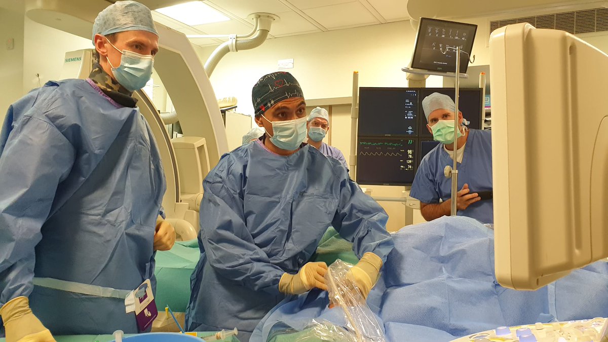 Fantastic development for @MaterTrauma Dialysis patients

Fistula creation without surgery, implant or sutures, just a single needle stick!

Dr Salati performs the procedure (first in Ireland and the UK) using the Ellipsys® System from @Medtronic 

Congrats team!
@IrishKidneyAs