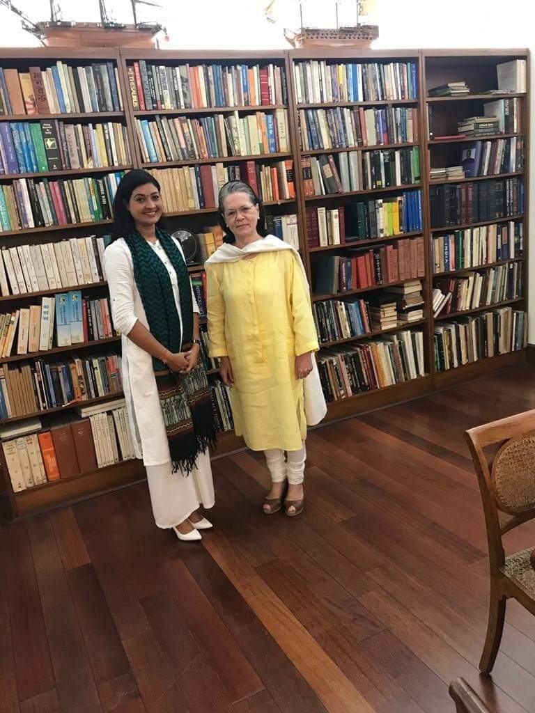 Dipak_4_bjp's tweet photo. अंधभक्तों ओर संघिओ की दुश्मन 🥴😁

 Powerful Indian women  @LambaAlka जी को जन्म दिन की ढेर सारी बधाई 🎂🎂💐 @_Sweet_Parul_ @INCMohitJain @sandeephoodahr @SRiitu @KeyurShahINC @DrArchanaINC @ShilpaBhartiy @Ravalkalpesh_s @MimrotReena @ArijitmINC @IYC https://t.co/gwiBMeDDD6