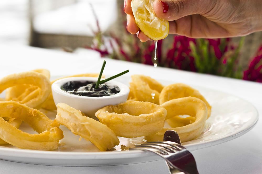 Los calamares son el entrarte perfecto para compartir con el resto de tu mesa mientras llega tu plato principal. 🦑💓Elígelos y descubre lo bueno de disfrutar de los productos de calidad que encontrarás en nuestra cocina. 
#elbotanico #terrazasmadrid #barrioretiro