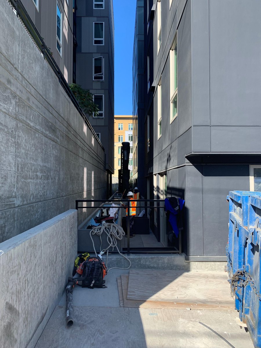 BrundageBone's tweet photo. Telebelt for the win! Placement possibilities are endless with this machine. Here's our Seattle Team out doing a planter box placement for Teufel Nursery.
#BrundageBoneSeattle #telebelt #materialplacement #urbanlandscaping https://t.co/rdxuanhwHo