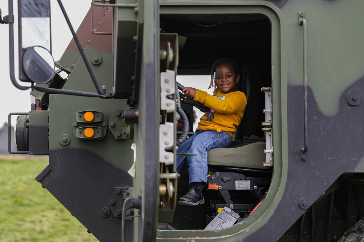 7thATC's tweet photo. The 12th Combat Aviation Brigade invited #7ATC Brig. Gen. Joseph Hilbert to operate #weaponsystems on the Apache, as part of a @12thCab Family Day demonstration for #Soldiers and their families. 

(📸 by Sgt. Cory Reese)

#StrongerTogether #traintowin 
@US_EUCOM @USArmyEURAF https://t.co/0ZaC0vI9Sj