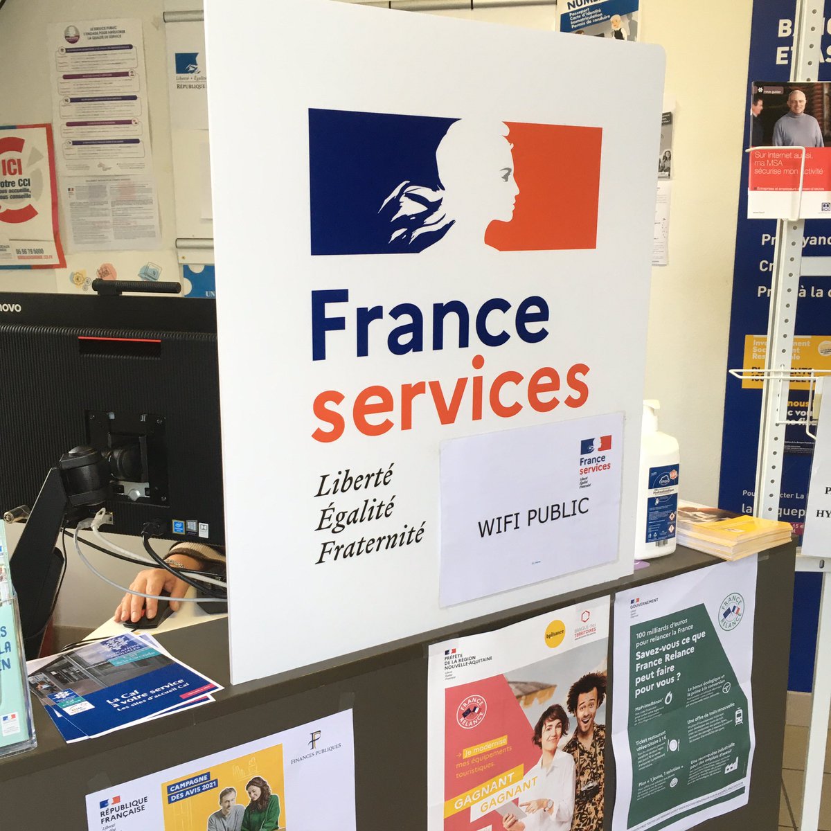 LPNews_NA's tweet photo. [ACTU] #LaPoste #Franceservices  de #Préchac sera inaugurée dans quelques minutes ... en présence de #Prefecture33, du Maire de Préchac, élus locaux et départementaux. @CarsatAquitaine @poleemploi_NA @dgfip_officiel @ANTSdirect @Interieur_Gouv #CPAM33 https://t.co/CDapZgNA6X