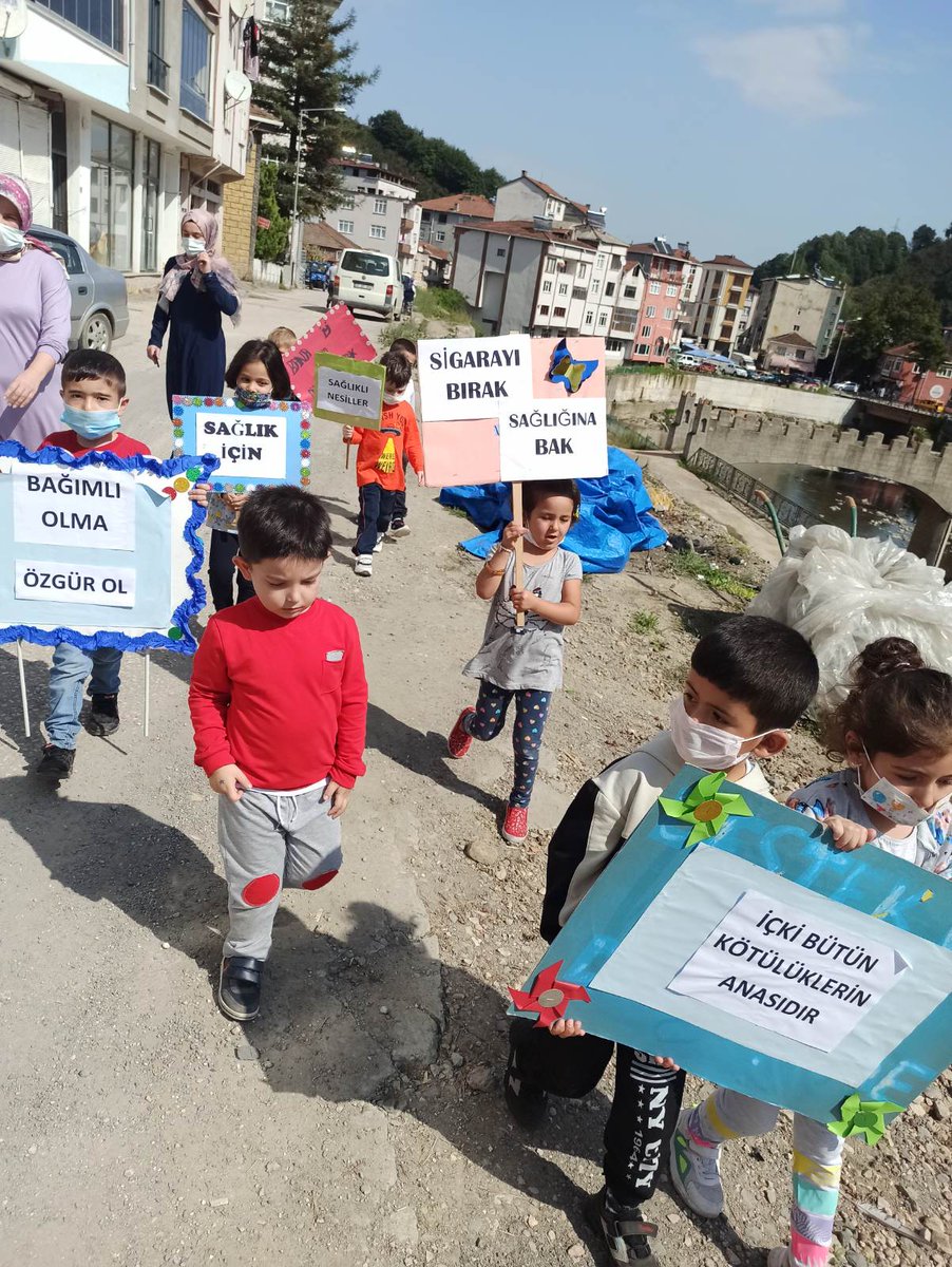 Okulumuz anasınıfı öğrencileri "Bağımlılıkla Mücadele Etkinlikleri" kapsamında kendi hazırladıkları afişler ile farkındalık yürüyüşü yaptı. Ogretmen ve öğrencilerimizi tebrik ederiz.🥰👏👏👏
<a href="/06Okanayaz/">Okan AYAZ</a> <a href="/h_gunes52/">Hasan GÜNEŞ</a> <a href="/ikizcemem52/">İKİZCE İLÇE MEM</a>