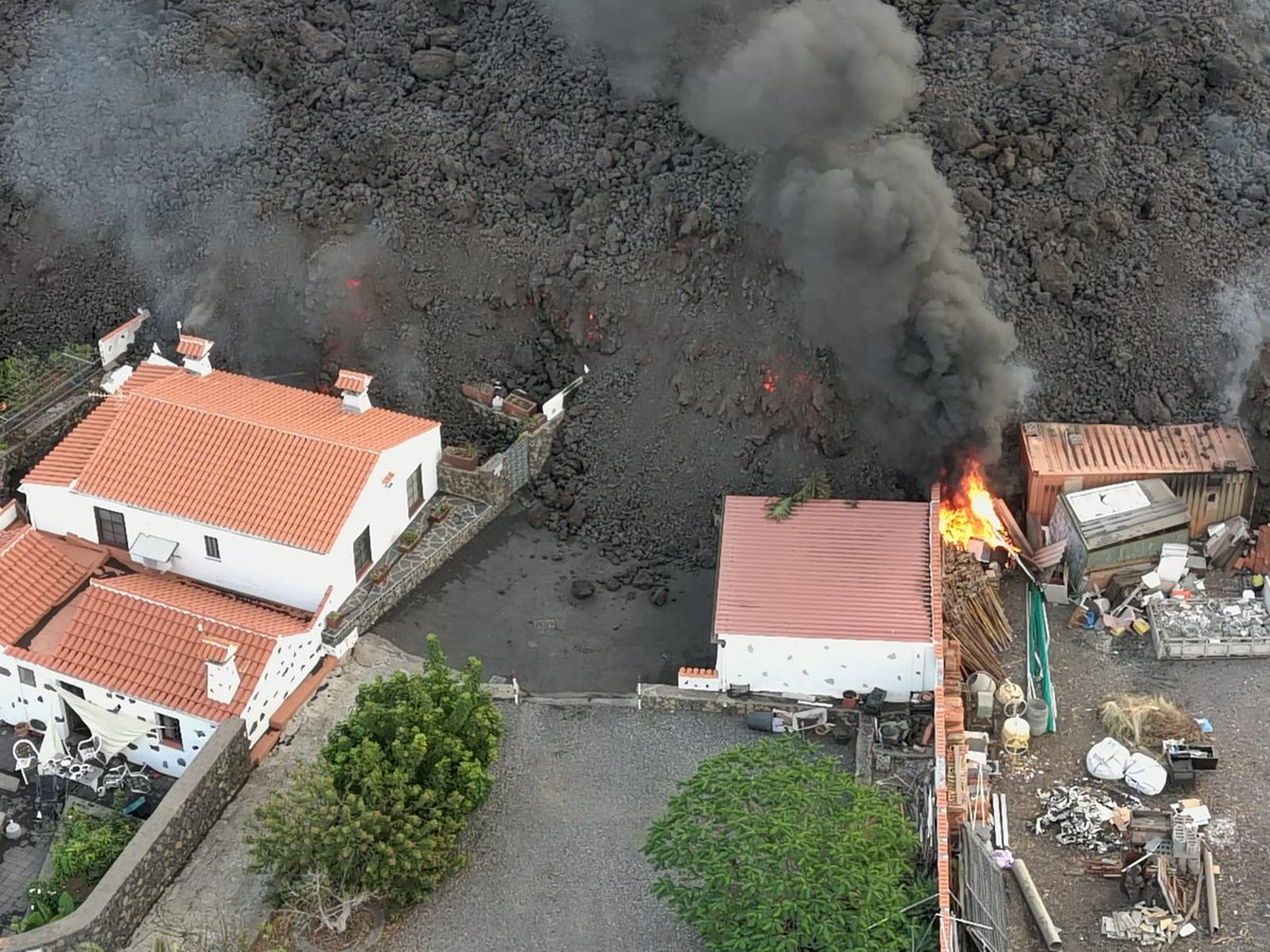 beamarlledo's tweet photo. Sigo sin palabras con la #erupciónlapalma
No puedo ni imaginar el dolor de la gente afectada. Mucho ánimo a #LaPalma 💜
#volcánlapalma #IslasCanarias https://t.co/BYWgVIuqap