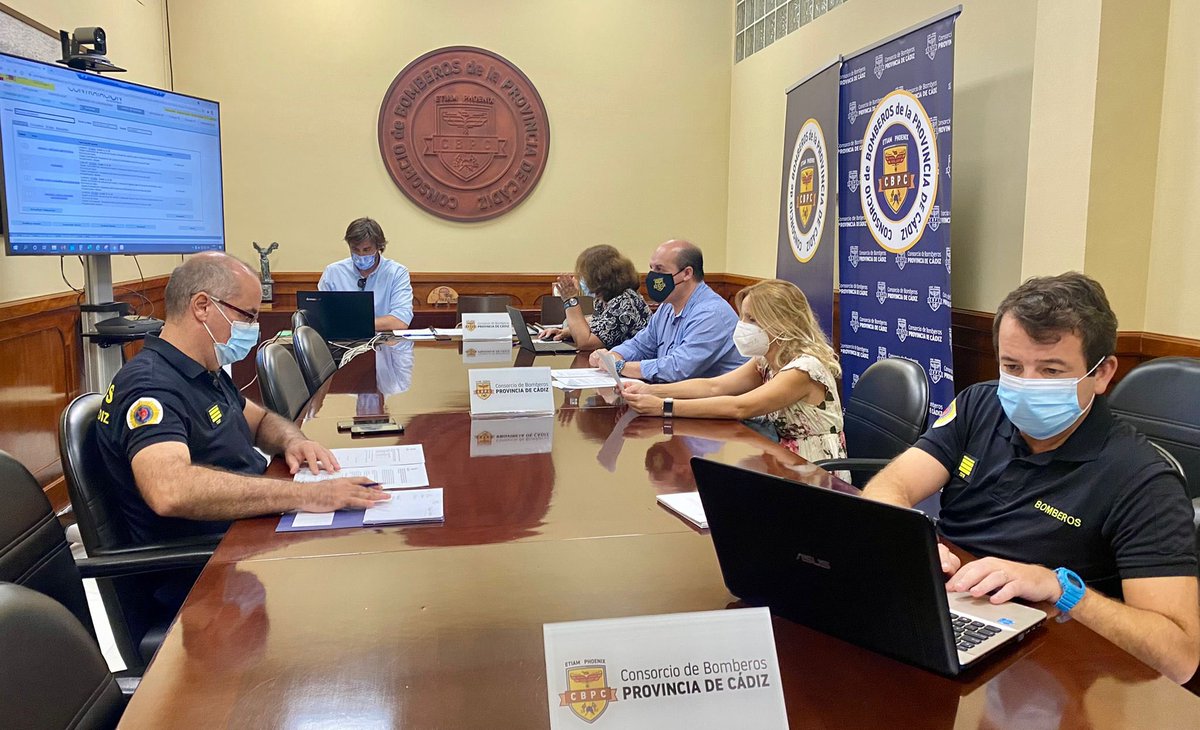 BomberosCbpc's tweet image. 🔵Esta mañana en el #CBPC, trámite de distintas mesas de contratación. En ella el presidente, Francisco Vaca, y parte del equipo técnico responsable. Se ha adjudicado los 8 SUV, las 17 PICKUP y 3 FURGONETAS para el servicio y también la RPT a la Empresa CIEM.