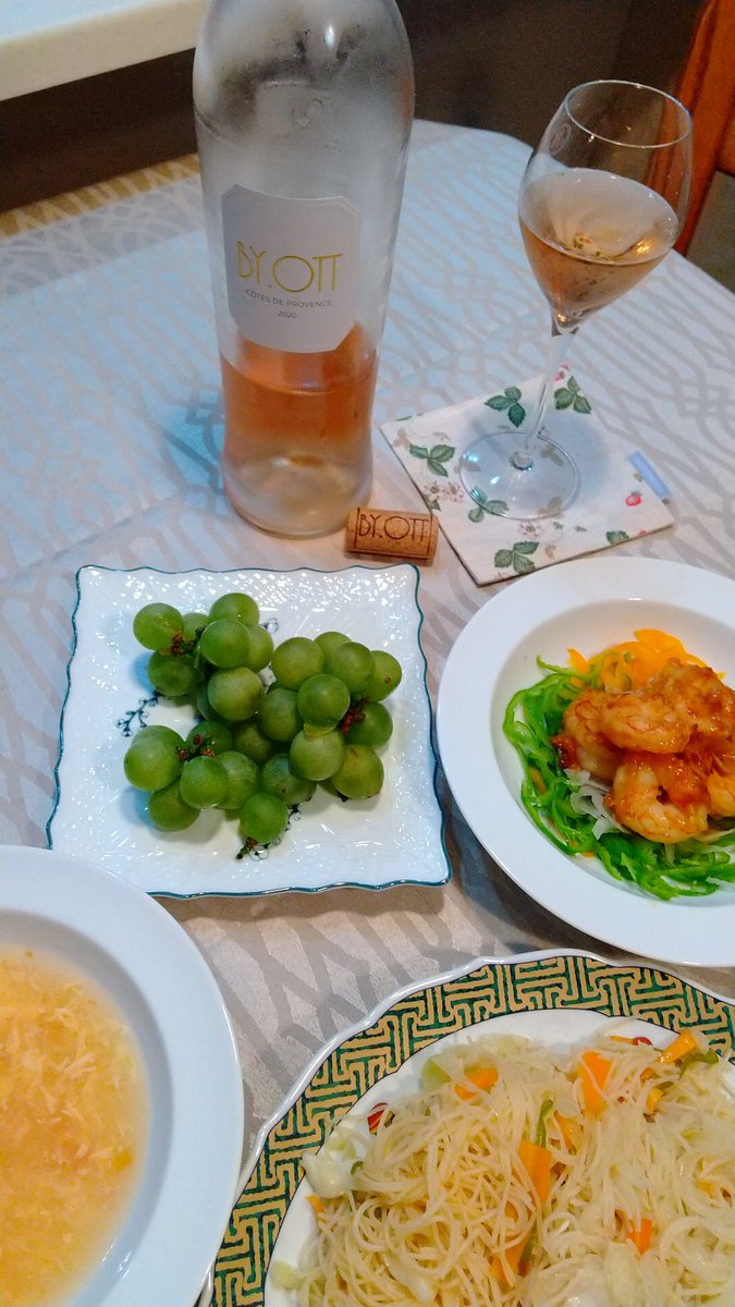 niche123jp's tweet photo. 中秋の名月でしたが、アジア料理とロゼの組合せ。笑
エノテカ頒布会のロゼワイン🇫🇷 #BYOTT は辛口でスッキリとした飲み心地。
ボトルデザインもおしゃれです😉
ぶどうはワインの原材料ナイアガラ。寒い山の地域でこの時期見かけます。甘くて香り高い果実です。
#エノテカワイン部
#ナイアガラ種 https://t.co/hypOJYQWkD