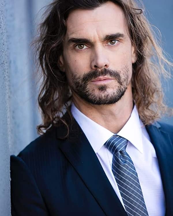 He is not only a colleague who has worked with Jeremy often, but he is also a great friend of his

HAPPY BIRTHDAY 🍰 <a href="/EricMichaelCole/">Eric Michael Cole Ⓥ</a>
🔥❤️ by everything 
#theofficialjeremysistofanclub 💖