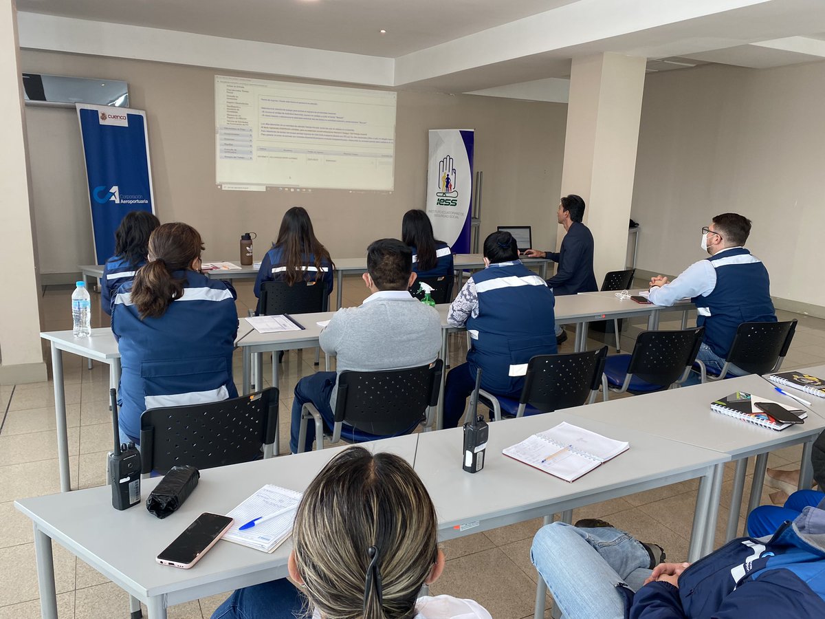 Aeropuerto_CUE's tweet photo. #CuencaResponsable 📄 Continuamos fortaleciendo el trabajo institucional, por lo que en coordinación con el IESS, se capacita a nuestro personal sobre el manejo de página, prestaciones y servicios 👩🏻🏫🧑🏻🏫
#CuencaUnida #CuencaProductiva @pedropalaciosu https://t.co/OokrCJ1ejP