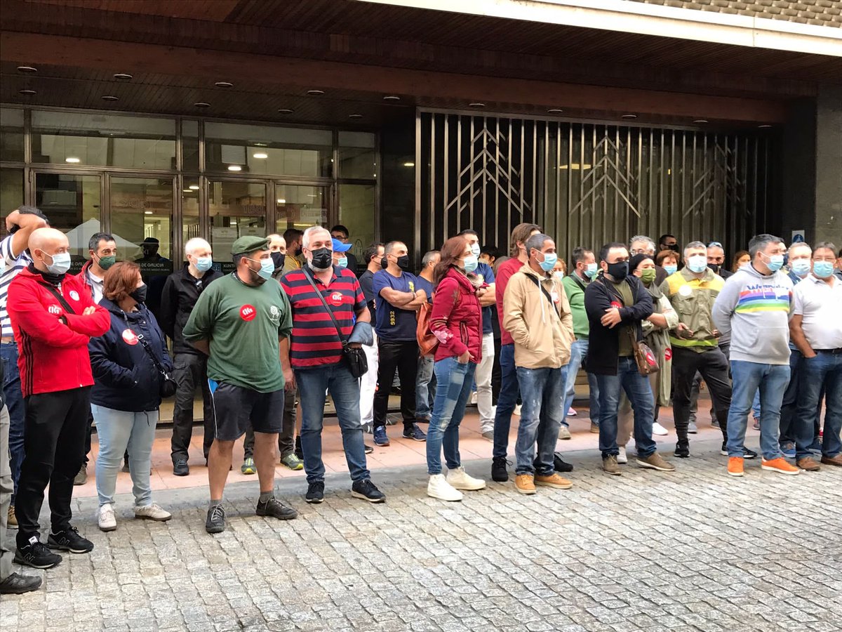 galizaCIG's tweet photo. 👩‍🚒🧑‍🚒Os bombeiros/as forestais da #Xunta bótanse á rúa diante da “gravísima” precariedade laboral que padecen

🗣️Denuncian que son contratados/as só durante seis meses e reclaman negociar as súas condicións

ℹ️ https://t.co/1PNsNSydto

#SPIF #Lumes @CIGAutonomica @CIGAutonomicaOU https://t.co/yRlEOMesnS