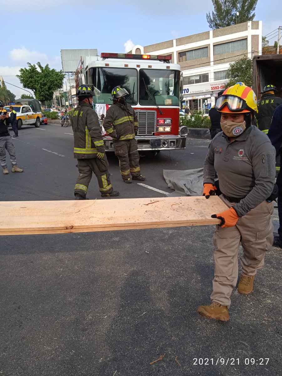 Migue_GomezR's tweet photo. @Bomberos_CDMX  @PCAlvaroObregon en colonia Cove, atiende volcadura sin lesionados #continuamos @SGIRPC_CDMX @C5_CDMX @gobierno @AlcaldiaAO https://t.co/i0lBshh3fd