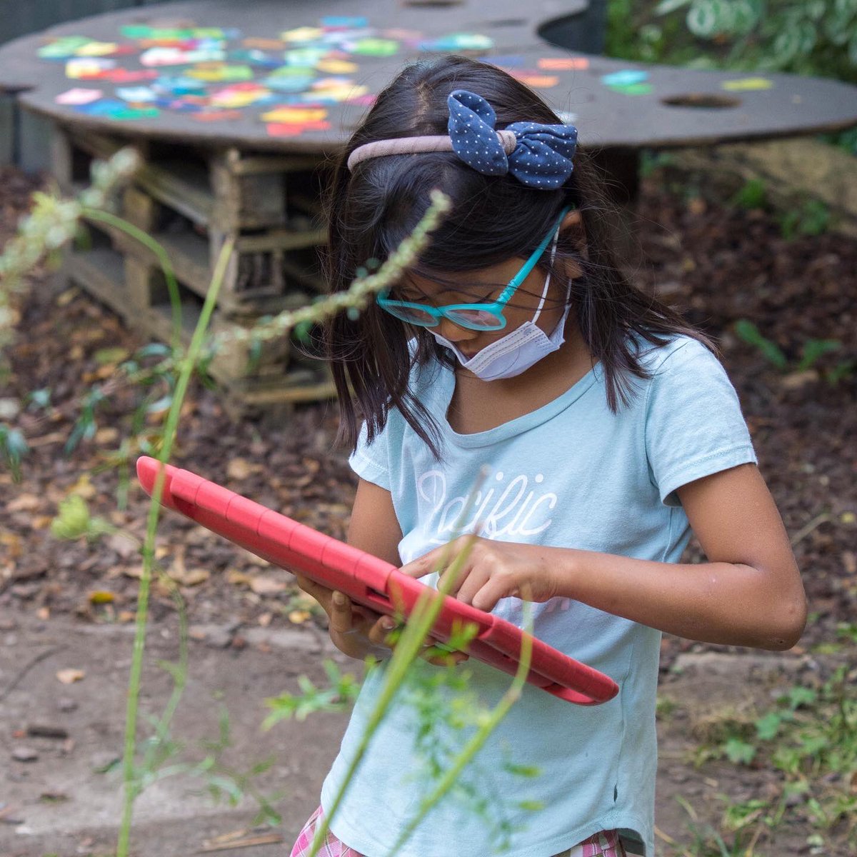 Grade 2 students began their “Art is in Nature” unit last week. They began by collecting examples of “elements of art” to help them develop their art vocabulary. Later in the week they started to develop their first works of art. 

#WeAreISD 
#OutdoorLearning