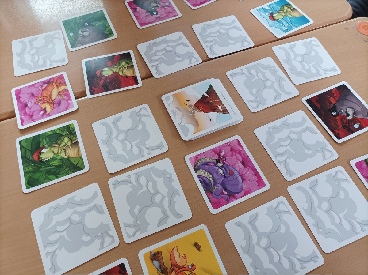 MissBayBee_de's tweet photo. Heute habe ich mit meinen #MicroMacro Drittklässlern einen Deal gemacht: Immer nur ein Fall pro AG Tag, dafür dann andere Spiele dazu.
2 durften sie wählen #IceCool und #Magnefix und das Dritte habe ich dann auf den Tisch gebracht: #Memoarrr.
Die Jungs sind echt spitze 😍
#twlz https://t.co/rzgNPVwf1Y