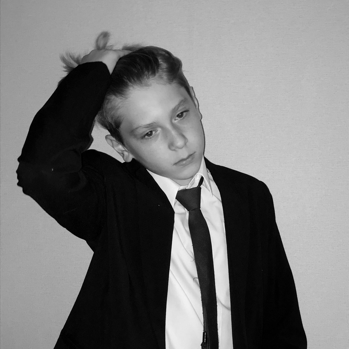 dlxxxv's tweet photo. Руки на стол, ему 12.. #MetGala2021 #брат #brother https://t.co/dLxW5Dayq8