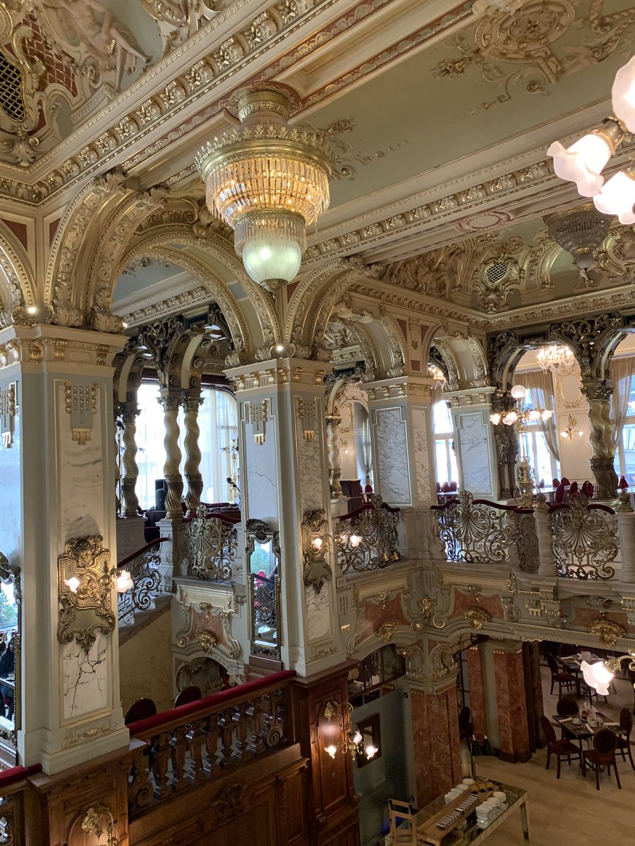 bvckleytie's tweet image. il bar “più bello del mondo” e sinceramente capisco