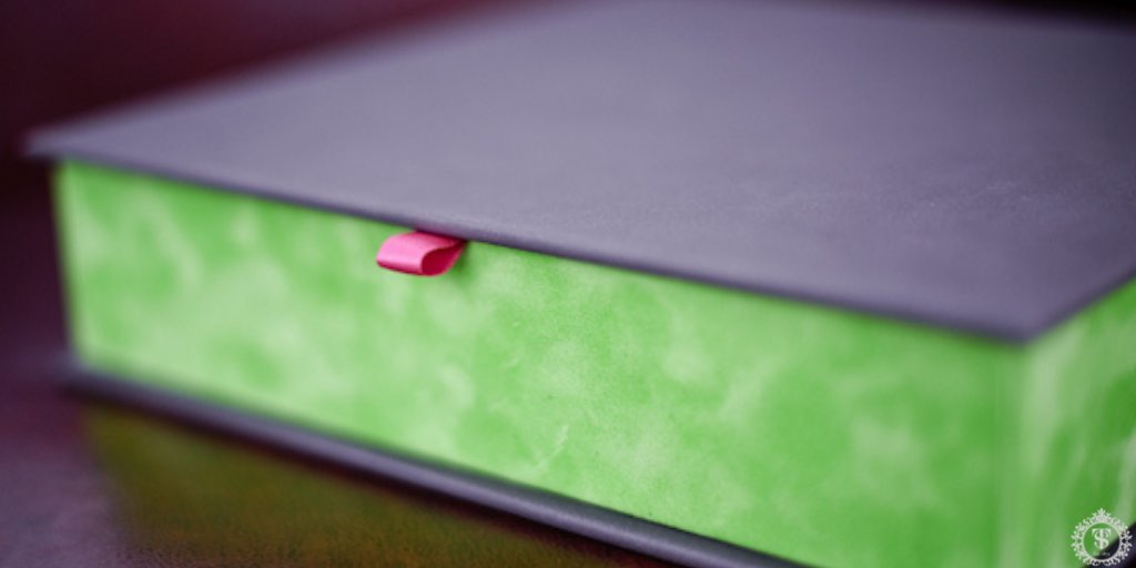 SpinkThackray's tweet photo. Throwback Thursday to this beautifully bright green bind we did. 📗
We love it when our customers use bright and bold colours! 😍

#presentationboxes #bookbinder #typography #bindery #foiling #handmade #bookbinding #notebooks #emboss #branding #marketingmaterial #bespoke https://t.co/QUAOJZcZfJ