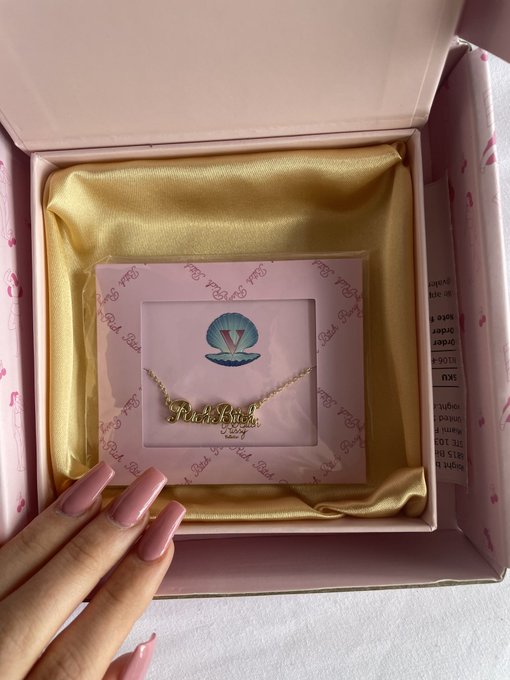 the b-day gifts are starting @valentinavoight https://t.co/rFcINWqqSv<a class="tags" href="/tag/valentinavoight">@valentinavoight</a>