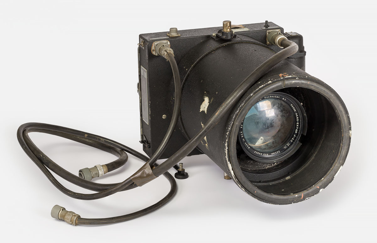 Iedere week lanceert Museummedia via #Collectievissen een nieuw thema. Deze week: #groot.
Je zou het misschien niet zeggen, maar deze Fairchild K19-B night camera is 50 cm hoog. De camera werd gebruikt in verkenningsvliegtuigen, voor fotografie vanaf grote hoogte.
#WO2 #Groesbeek