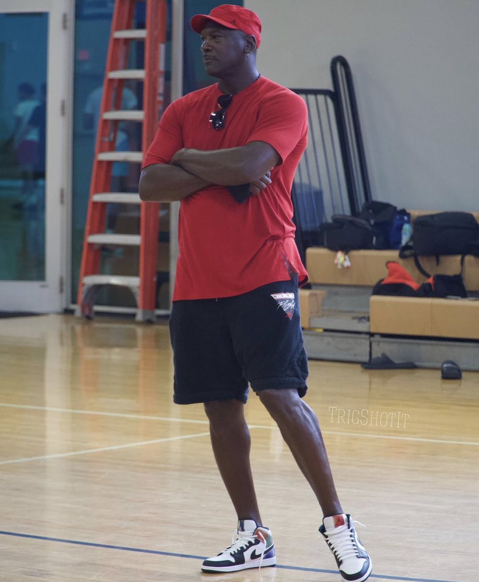 PasionBasketNBA's tweet photo. Michael Jordan, presente en uno de los últimos entrenos de los Charlotte Hornets https://t.co/Lrp5sOGRqF