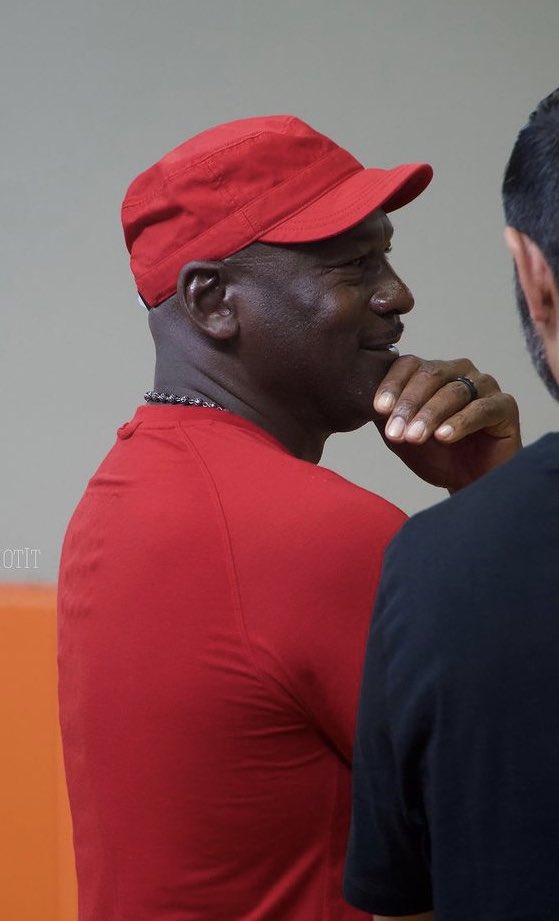 PasionBasketNBA's tweet photo. Michael Jordan, presente en uno de los últimos entrenos de los Charlotte Hornets https://t.co/Lrp5sOGRqF