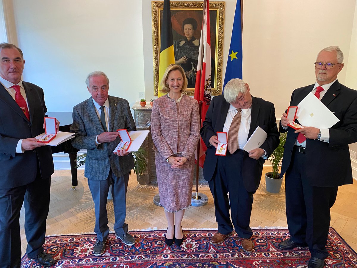 AustriainBE's tweet photo. Heute konnte eine schöne Auszeichnung für das Eupener Tiroler Fest zum 40 Jubiläum übergeben werden. Das Goldene Verdienstzeichen der Rep. Österreich erhielten
➡️Patrick Heinen
➡️Johann Schmitz
➡️ Peter Weynands
➡️Frédéric-Charles Bourseaux

#Ostbelgien @GRENZECHOnet @KornfeindE https://t.co/0PKQI4V3Dv