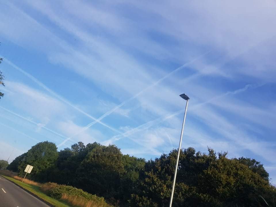 These pictures were taken in chippenham last week.... how bad is this.... what an absolute joke 😡😡😡....
#chemtrails #Geoengineering #cantbehealthy #wedonotconsent #TheTruthCommunity #notnormal #wakeup #chippenham #wiltshire #uk